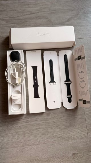 Apple Watch Series 5 Space Gray - Black Sport Band