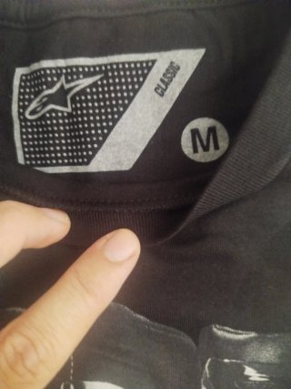 Camiseta Alpinestars negra con estampado botas M/L