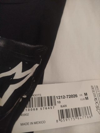 Camiseta Alpinestars negra con estampado botas M/L
