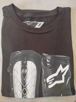 Camiseta Alpinestars negra con estampado botas M/L