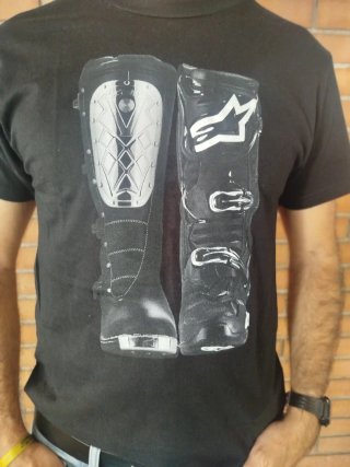 Camiseta Alpinestars negra con estampado botas M/L