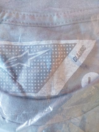 Camiseta Alpinestars negra con estampado botas M/L