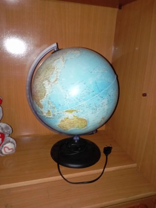 Globo terráqueo con luz