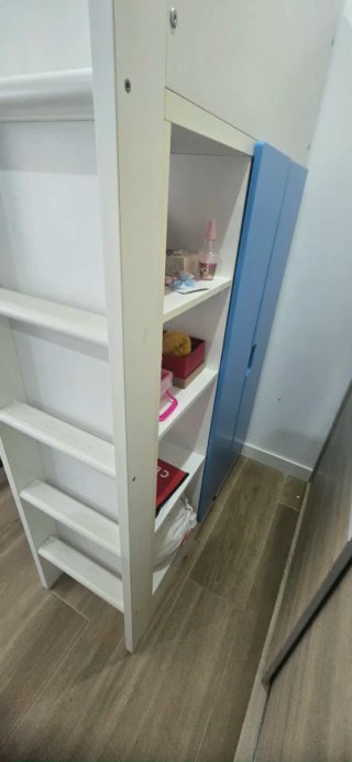 Litera blanca y azul con escritorio