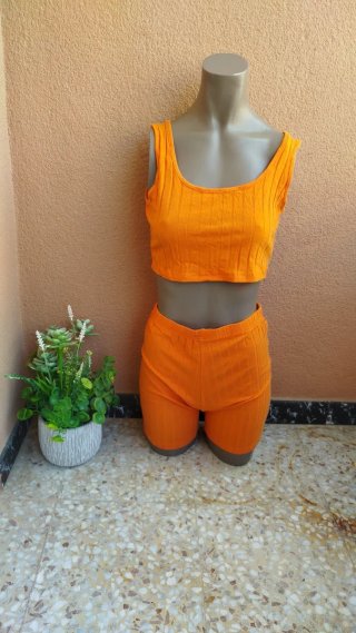 Conjunto naranja crop top y shorts talla s