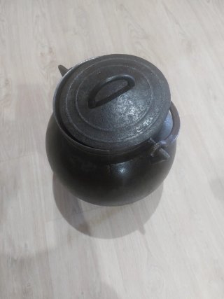 Pote de hierro fundido antiguo