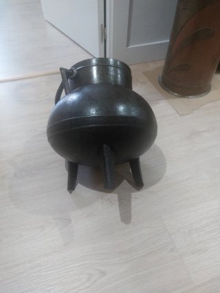 Pote de hierro fundido antiguo