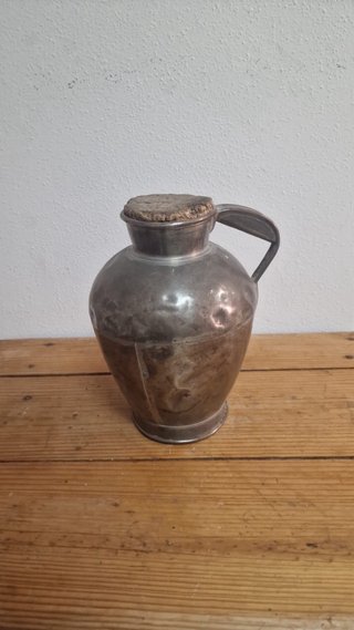 Jarra antigua para aceite de metal