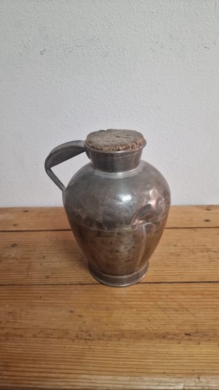 Jarra antigua para aceite de metal