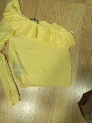 Camiseta amarilla asimétrica con volantes