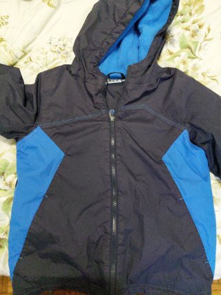 Chaleco con capucha azul y negro de 8 años