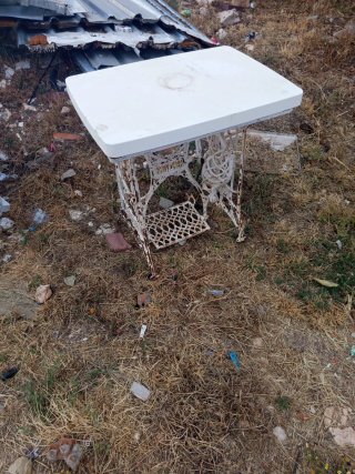 Pie de máquina de coser antiguo