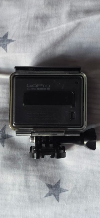 GoPro HERO con accesorios y palo selfie