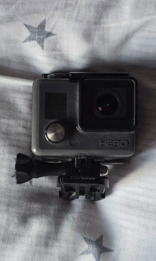 GoPro HERO con accesorios y palo selfie