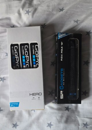 GoPro HERO con accesorios y palo selfie