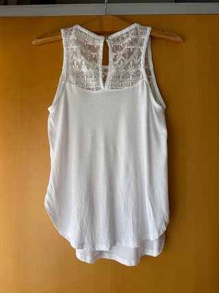 Blusa blanca con encaje sin mangas