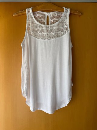 Blusa blanca con encaje sin mangas