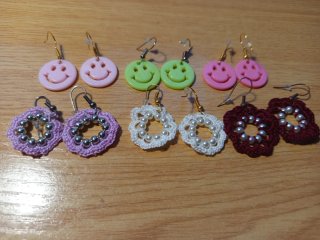 2 Pares Pendientes Smiley y Flores