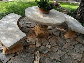 Tavolo e panche in pietra per giardino