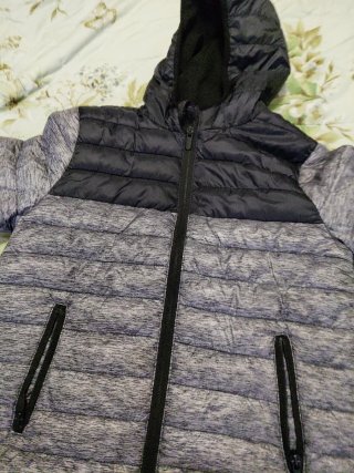 Abrigo acolchado gris y negro con capucha