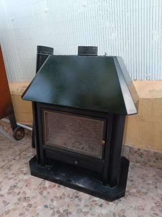 Chimenea de metal y cristal negra