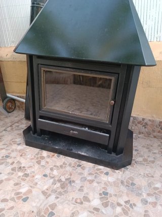 Chimenea de metal y cristal negra