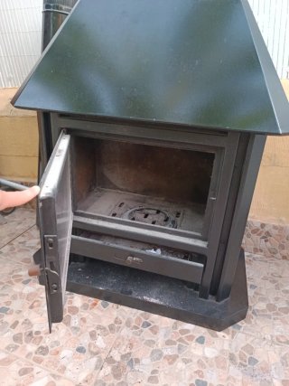 Chimenea de metal y cristal negra