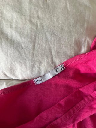 Camiseta rosa de tirantes asimétricos