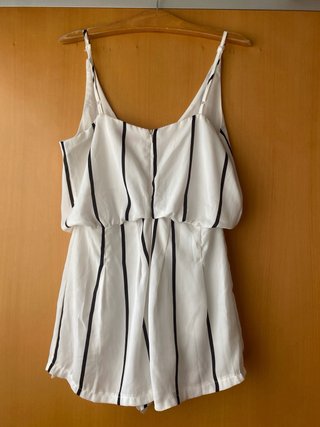 Mono corto blanco con rayas negras