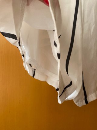 Mono corto blanco con rayas negras