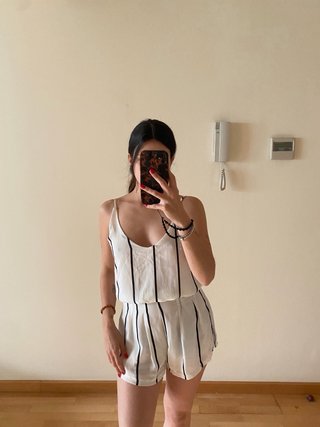 Mono corto blanco con rayas negras