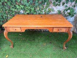 Escritorio antiguo de madera