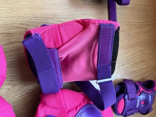 Set protecciones patinaje Oxelo morado/rosa