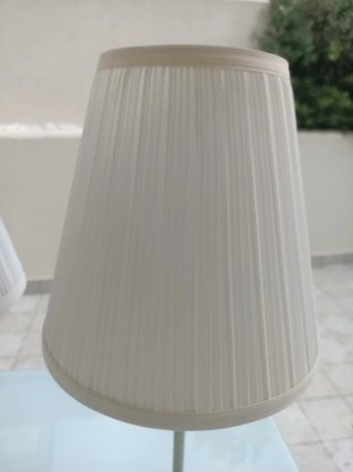 Juego de 2 lámparas de mesa cromo y blanca.