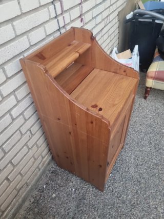 Mesita de noche de madera
