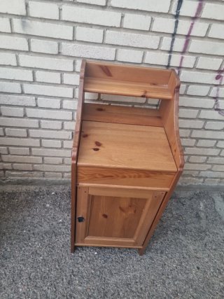Mesita de noche de madera