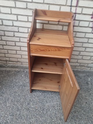 Mesita de noche de madera