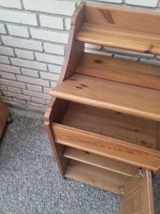 Mesita de noche de madera