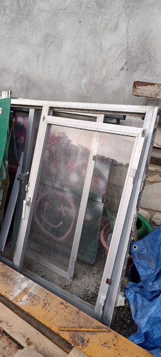 Ventana de aluminio con cristal y marco