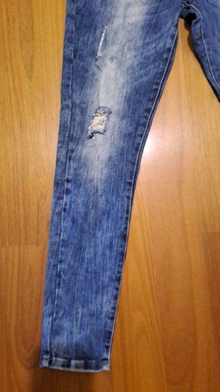 Pantalón vaquero slim fit desgastado