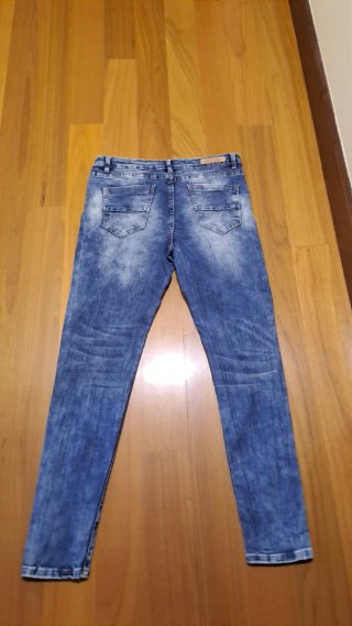 Pantalón vaquero slim fit desgastado
