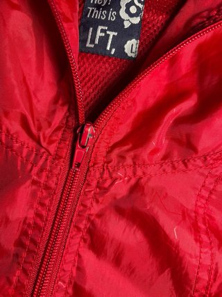 Chaqueta impermeable roja