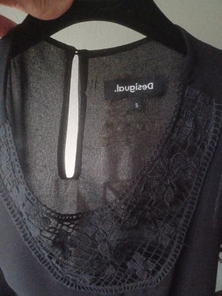 Blusa negra con flores y calado delantero,Original
