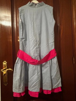 Vestido gris con detalles rosas