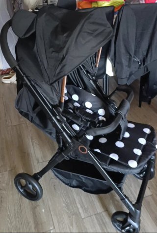Carrito de bebé negro lunares blancos