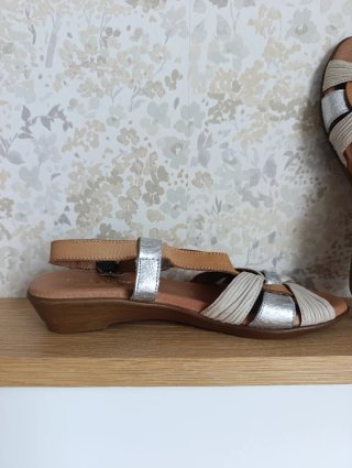 Sandalias Paula Urban Marrón y Plata