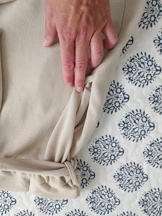 Pantalón corto beige con cinturón