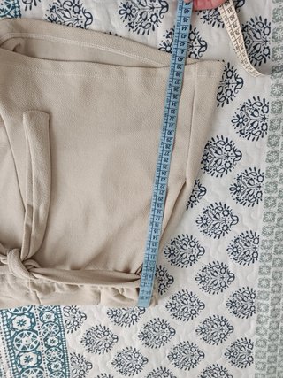 Pantalón corto beige con cinturón