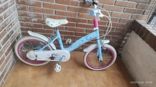 Bicicleta infantil azul y rosa
