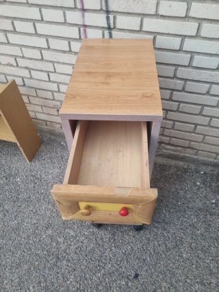 Cajonera de madera con cajones amarillos